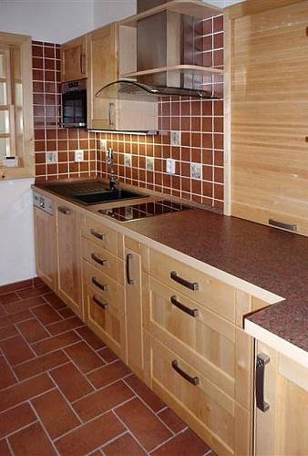 Kuchyně v barvě březového dřeva