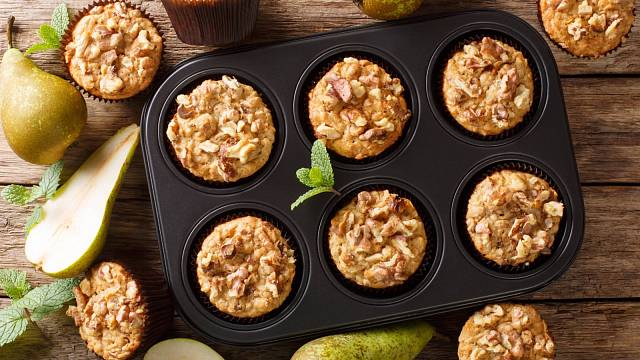 Hruškové muffiny se skořicí jsou perfektní dezert pro podzimní dny.
