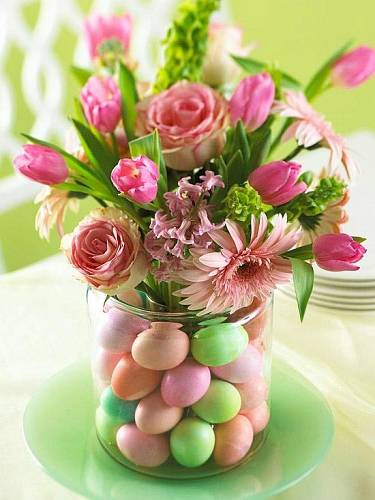 Jednoduchá velikonoční výzdoba květinami a vejci