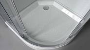 Sprchový box Aigo se skládá ze samonosné vaničky a skleněné rámové zástěny s výklopnými spodními pojezdy pro snazší údržbu.