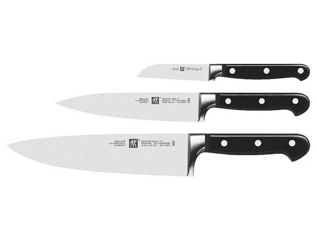 Zwilling Professional S set nože kuchařského (délka čepele 20 cm), plátkovacího (16 cm, na porcování pečeně a mas) a nože na zeleninu (9 cm), cena 6510 Kč