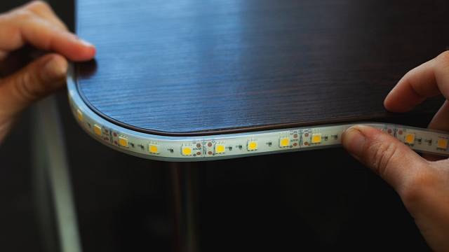 LED pásky lze do jisté míry tvarovat. Jen pozor, aby dioda nevyšla na ostrý roh. 