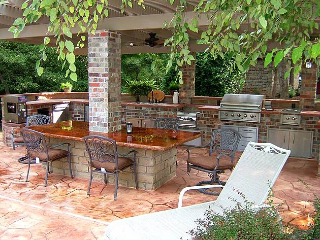 Když stavíte zahradní altán nebo přístřešek, postavit do něj kuchyň je už maličkost.