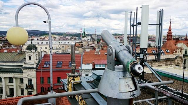 Brno: K výhledům ze střechy Domu pánů z Lipé poslouží také dalekohled, na střechu se dostanete z kavárny.