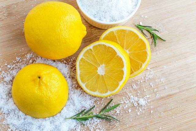 Šetrnou metodou odstraňování vodního kamene z rychlovarné konvice je čištění pomocí citronů a citronové šťávy.