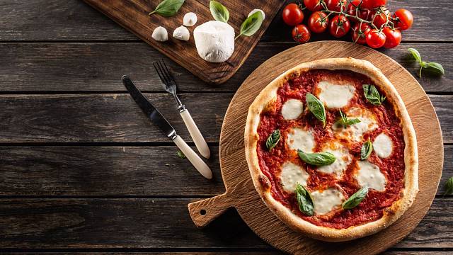 Pizzu Margheritu stylizovanou do italských národních barev připravil v roce 1889 neapolský pizzař Raffaele Esposito na počest královny Margherity Savojské.