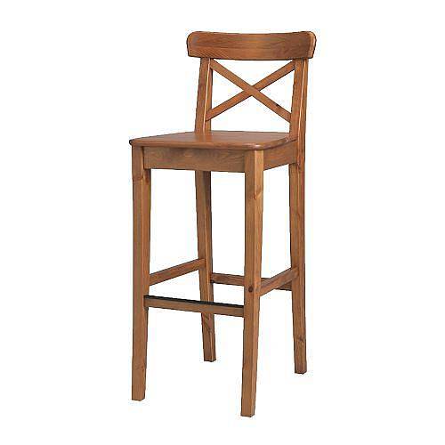Barová židle umožní využít prodlouženou pracovní desku kuchyně jako pracovní kout. Proto je vhodné, aby svým vzhledem ladila s kuchyní. Barovou židli Ingolf z mořené borovice prodává Ikea (cena 1290 Kč)