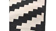 Efekt pravidelného geometrického vzoru zvyšuje kombinace černé a bílé. Koberec Lappljung Ruta z IKEA má praktický nízký vlas, velkorysé rozměry 200 x 300 cm a příznivou cenu - 1990 Kč. 