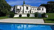 U domu, který si Madonna pronajala na jihu Francie v Cap d'Antibes, nechybí bazén a rozlehlá zahrada.