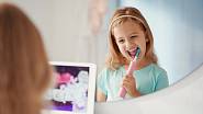 Dětský sonický zubní kartáček Philips Sonicare for Kids změní přístup předškoláků i školáků k čištění zubů díky propojení se zábavnou aplikací. Ta současně hlídá, zda hygiena probíhá správně, cena 1399 Kč.