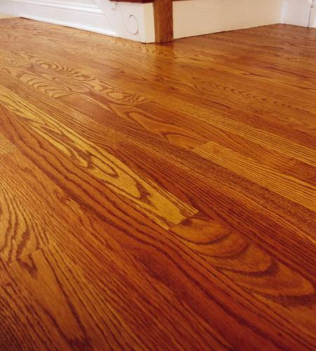 Vinylové podlahy dokáží věrně imitovat dřevo, kámen a další materiály používané na podlahy.