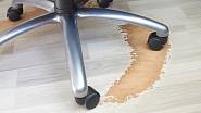 Pro méně kvalitní podlahu může být problém i kancelářská židle.