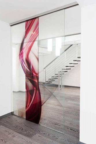 Oddělte halu nebo vstupní předsíň od ostatního prostoru domu či bytu. Jak? Ideálně celoskleněnou stěnou od J.A.P. doplněnou o posuvné celoskleněné dveře na boční světlík z Grafoskla, designového skla s vnitřním motivem – v tomto případě abstraktní vlnk...