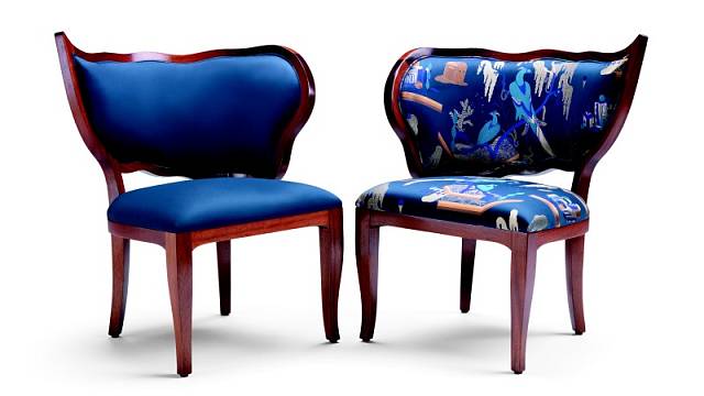 Polstrované židle Ciuffo z mahagonu se dodávají po dvojicích. Opěradla připomínají středově nesouměrné účesy, každá židle v páru má hrot směrovaný na jinou stranu. Fratelli Boffi.