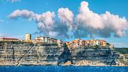 Bonifacio è una popolare località turistica che incarna un'eredità storica architettonica, apportando più modernità alla civiltà mediterranea.