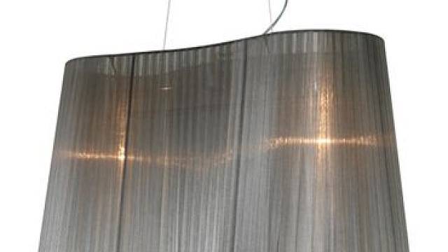 K luxusní tapetě s metalickými efekty se ideálně hodí svítidlo Domo II s textilním širmem od Rendl Light Studia (cena 4800 Kč)