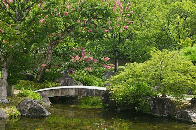 Kamenný most je také typickým prvkem japonských zahrad. Japonsko, Himeji, Himeji Koko-en zahrada.