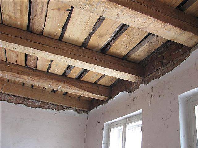 Staré cihly se využijí při dalším stavění a klasické rákosové stropy nahradí přiznané trámy a dřevěný strop.
