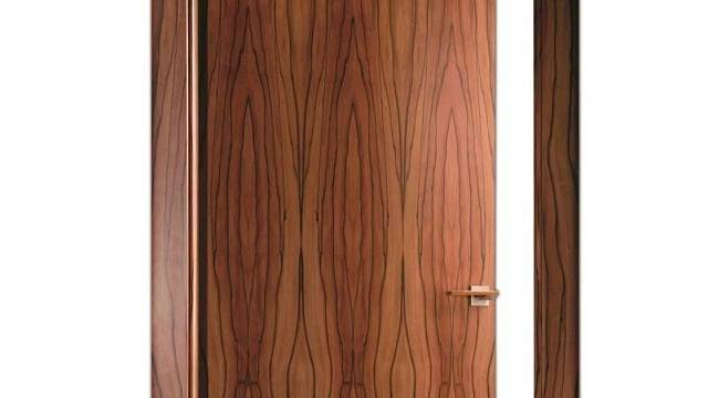 Dřevo na dveřích a podlahách