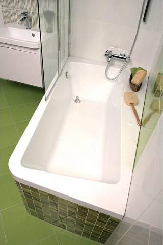 Atypický vnitřek jinak obdélníkové vany umožňuje odkládací prostor a zároveň nabízí dost prostoru pro sprchování. Zdroj: Koupelny Ptáček.