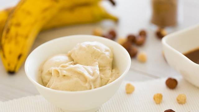 Banánovou zmrzlinu vyrobíte z mražených banánů, šlehačky a moučkového cukru