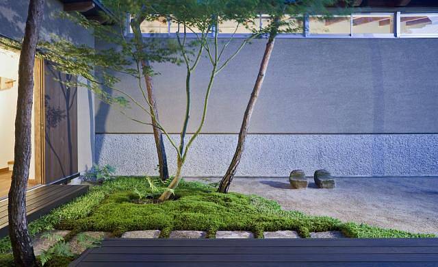 Zahrada v japonském stylu je minimalistická, důležitou součástí jsou kameny a tvarované stromy. 