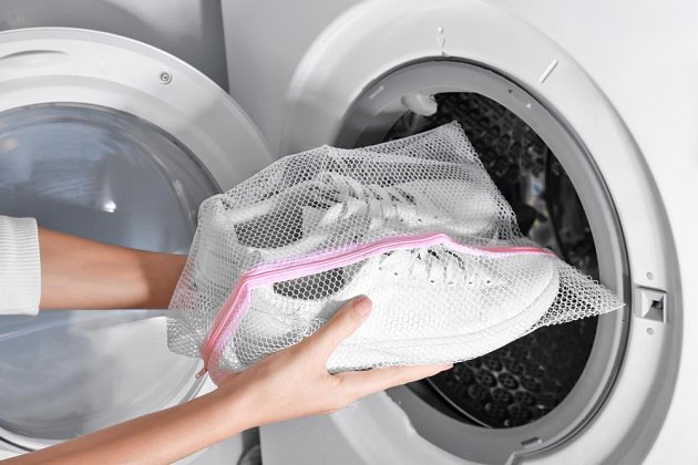 Pokud už musíte prát v pračce boty, perte jen ty měkké, ve speciálním sáčku a přidejte k nim do pračky i nějaké hadry nebo starší deku či přehoz, aby byl buben rovnoměrně zatěžován. 