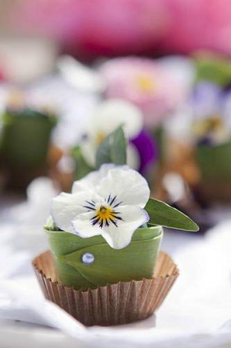 Květinové jednohubky ozdobí stůl