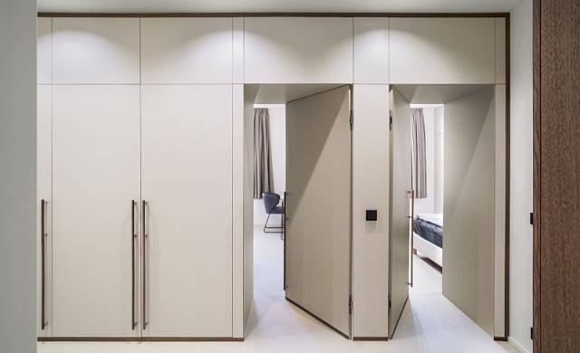 Designově čisté řešení: dveře do dětských pokojů po zavření splynou s vestavnými skříněmi v chodbě.