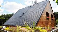 Energeticky aktivní dřevostavba, základ domu tvoří přírodní, obnovitelné nebo recyklované materiály. Dům spotřebuje za rok celkově zhruba 6000 kWh, průměrná roční produkce instalovaných fotovoltaických článků je 9000 kWh - dům vyrobí o polovinu více el...