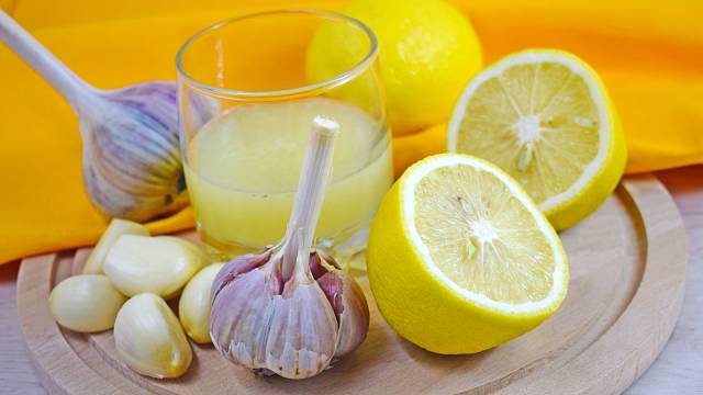 Nápoj z citrónu a česneku