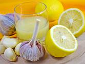 Nápoj z citrónu a česneku