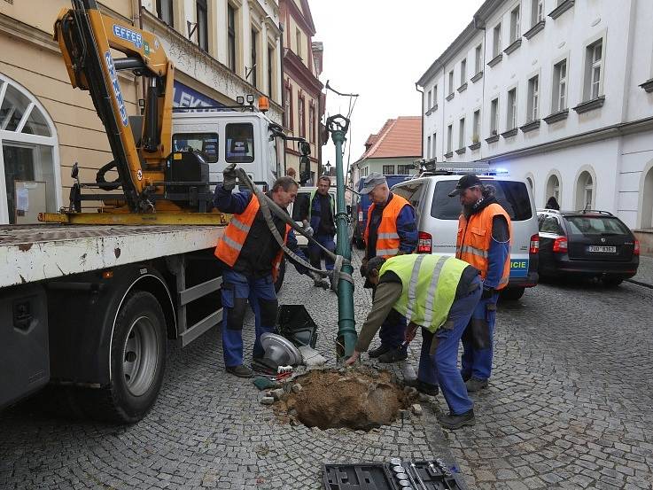 Následky středeční nehody. Naštěstí řidič nikoho nezranil