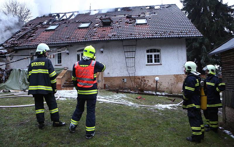 Požár zničil téměř celý dům. Kolem třetí hodiny v neděli odpoledne vyráželo osm hasičských jednotek do malé osady u obce Horní Chobolice na Litoměřicku na požár rodiného domu, kde už oheň pohltil téměř celou střechu a podkroví. Největší problém, ale měli 