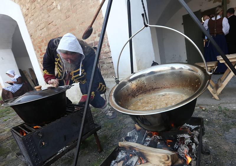 Průběh sobotních Josefínských slavností v Terezíně - od příprav po odpolední a večerní bitvu