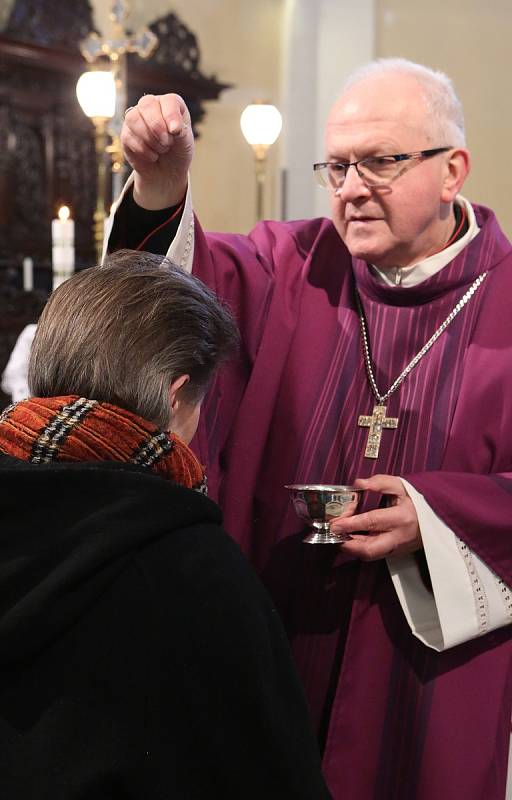 Mši svatou s udílením popelce sloužil Mons. Jan Baxant, biskup litoměřický, na Popeleční středu ráno v katedrále sv. Štěpána v Litoměřicích.