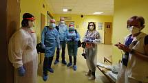 Fotoreportáž z covid jednotky litoměřické nemocnice. Starají se tam za přísných hygienických a bezpečnostních opatření o několik pacientů, kteří onemocněli koronavirem.