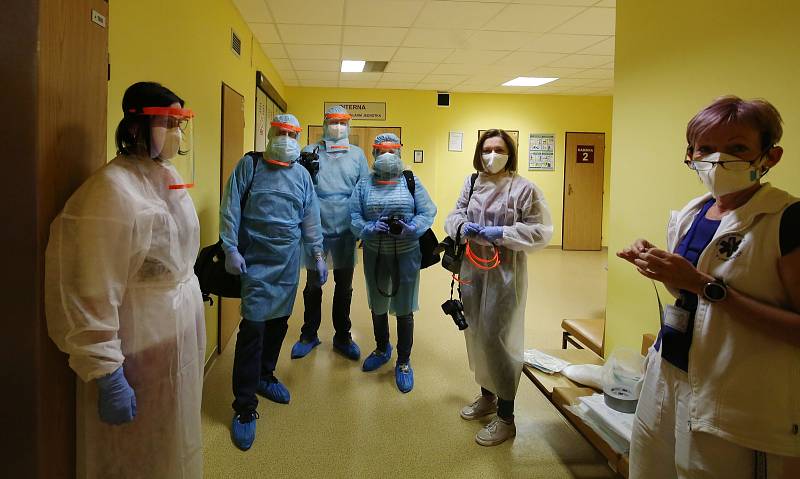 Fotoreportáž z covid jednotky litoměřické nemocnice. Starají se tam za přísných hygienických a bezpečnostních opatření o několik pacientů, kteří onemocněli koronavirem.