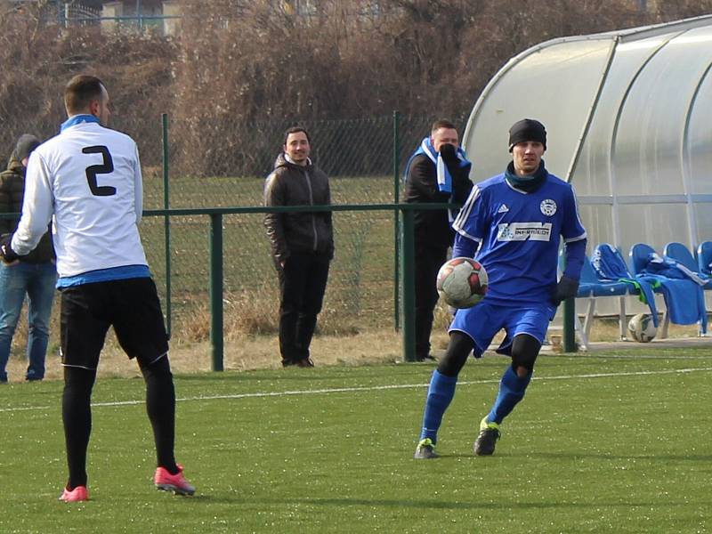 Fotbalisté SK Hrobce (v modrém) porazili Mostecký FK 2:1.