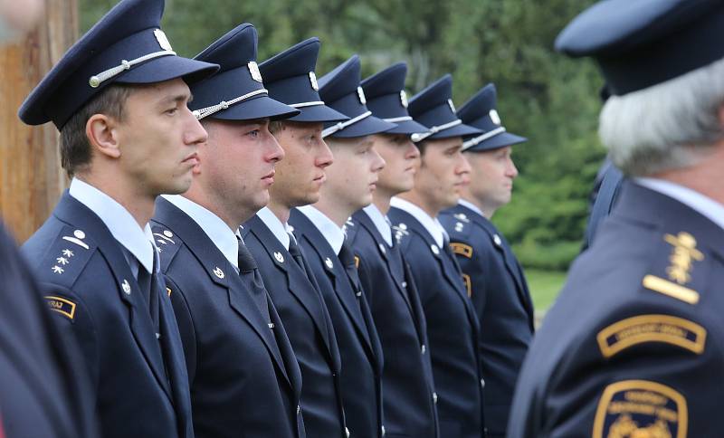 Noví hasiči z Ústeckého kraje složili na Národním hřbitově v Terezíně služební přísahu.