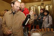 VÍNO. Při páteční exkurzi přes dvacet účastníků konference Venkov 2016 navštívilo Zámecké vinařství Třebívlice, kde se seznámili s tradicí pěstování vinné révy v tomto regionu a měli možnost negustovat ze dvou vín. 
