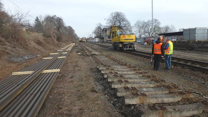 V Žalhosticích začala v březnu revitalizace železniční trati.