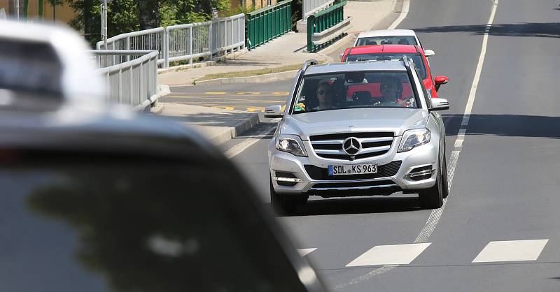 Opravy části dálnice u obce Nová Ves způsobují na Litoměřicku dopravní problémy. Houstne doprava v obcích, kde vede stará silnice E55.