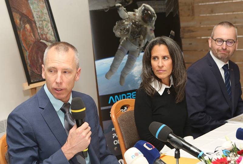 Americký astronaut Andrew Feustel se v rámci svého turné pro českou veřejnost zastaví v pondělí 8. dubna v Terezíně a předá zde řediteli Památníku Terezín kresbu Měsíční krajina, kterou vytvořil v roce 1942 v terezínském ghettu židovský chlapec Petr Ginz