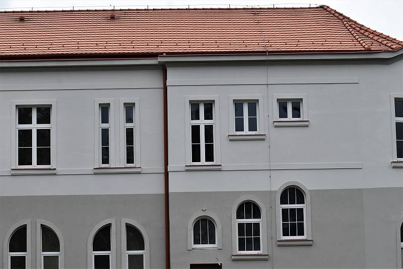 Hlavní líčení pořádá litoměřický okresní soud i ve speciální místnosti v této opravené budově psychiatrické nemocnice v Horních Beřkovicích.