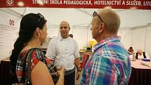 Na 6. ročníku Gastro Food Festu se představilo na 70 vystavovatelů z oboru gastronomie, kteří návštěvníky lákali na řadu nových laskomin připravených například z hadího a krokodýlího masa, z žabích stehýnek i z hmyzu.