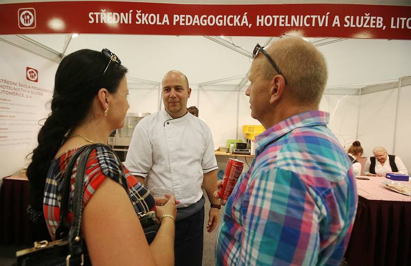 Na 6. ročníku Gastro Food Festu se představilo na 70 vystavovatelů z oboru gastronomie, kteří návštěvníky lákali na řadu nových laskomin připravených například z hadího a krokodýlího masa, z žabích stehýnek i z hmyzu.