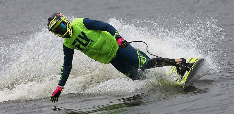 Závody ve vodním sportu v jetsurfu v Třebouticích u Litoměřic. Na motorovém prkně se střídali například herec Roman Vojtek a nebo mistryně v tomto sportu Kateřina Mičánková a Tereza Kadlecová.