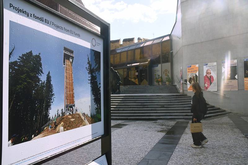 Výstavu mapující Česko v EU můžete vidět před kulturním domem v Litoměřicích.