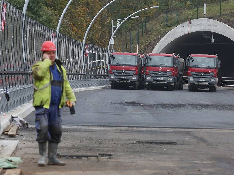 ZÁTĚŽOVÝ TEST. Zátěž téměř tří set tun se po mostě pohybovala po celý den. Stavbaři sledovali pohyb stavby. Odpoledne, po několika hodinách měření, byly hodnoty v normě. 